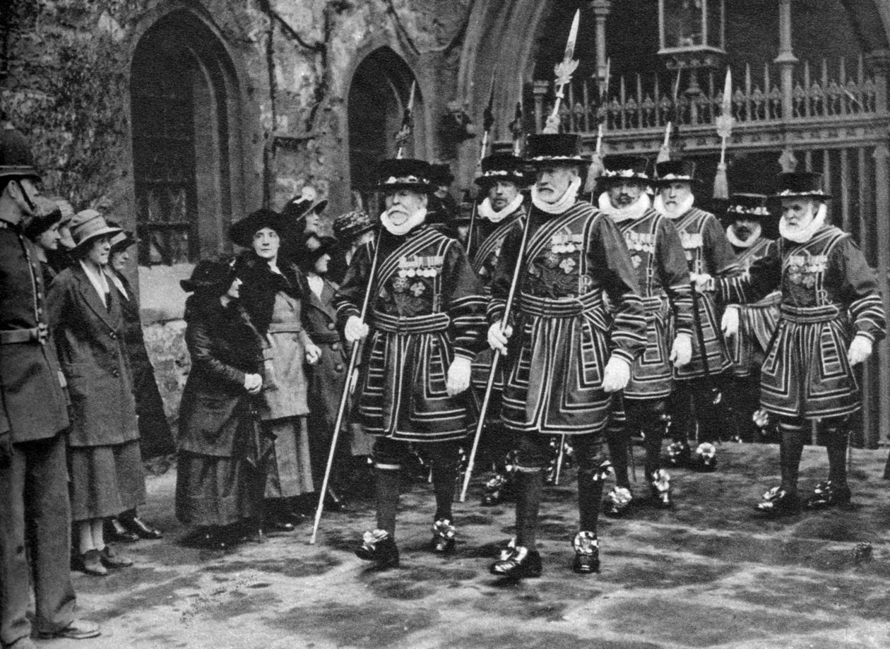 Yeomen Wardersin toimesta Maundy Moneyn jakaminen, Tower of London, 1926-1927 tekijältä Unbekannt
