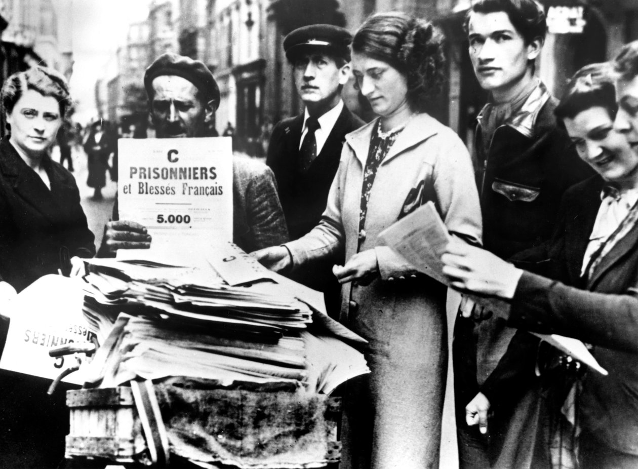Haavoittuneiden ja vangittujen ranskalaisten ensimmäisten virallisten luetteloiden jakaminen, Pariisi, 25. heinäkuuta 1940 tekijältä Unbekannt