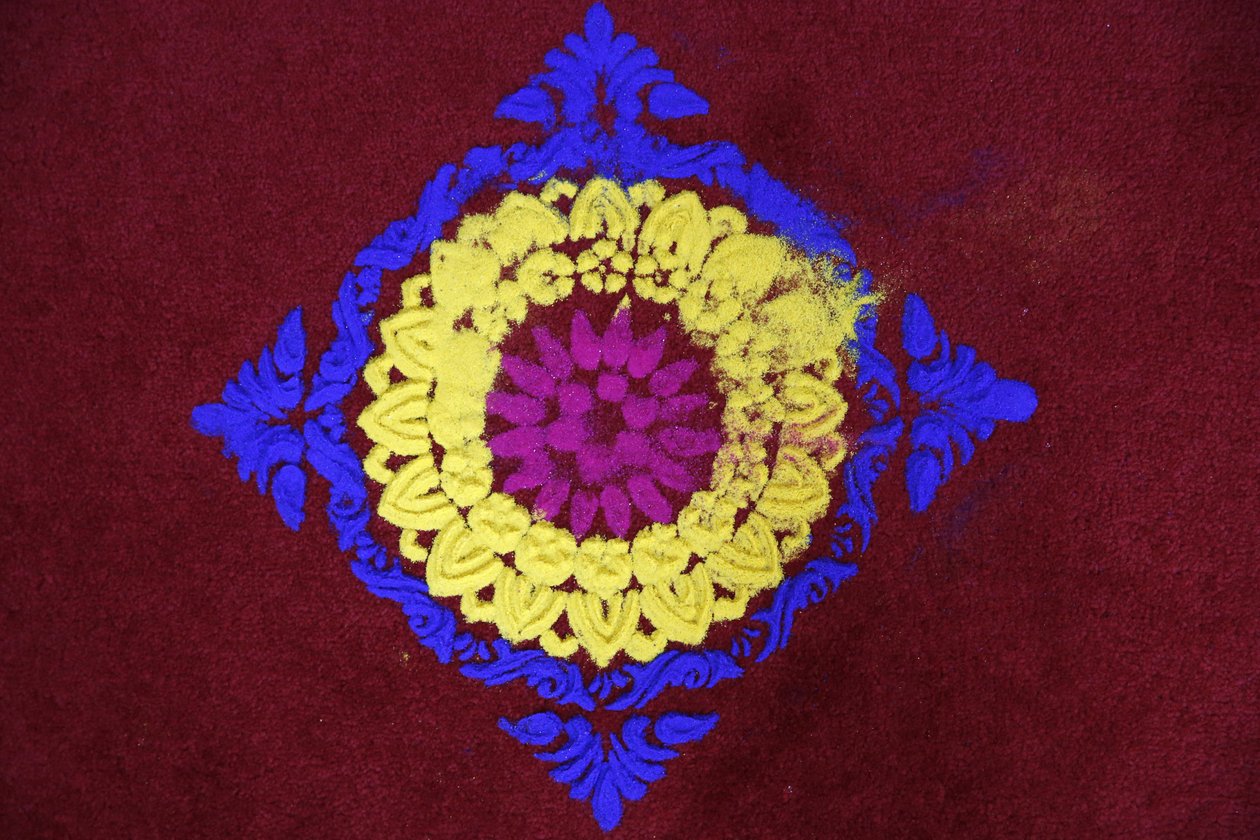 Diwali rangoli Shirdi Sai Baban temppelissä, Leicesterissä. Yhdistynyt kuningaskunta tekijältä Unbekannt