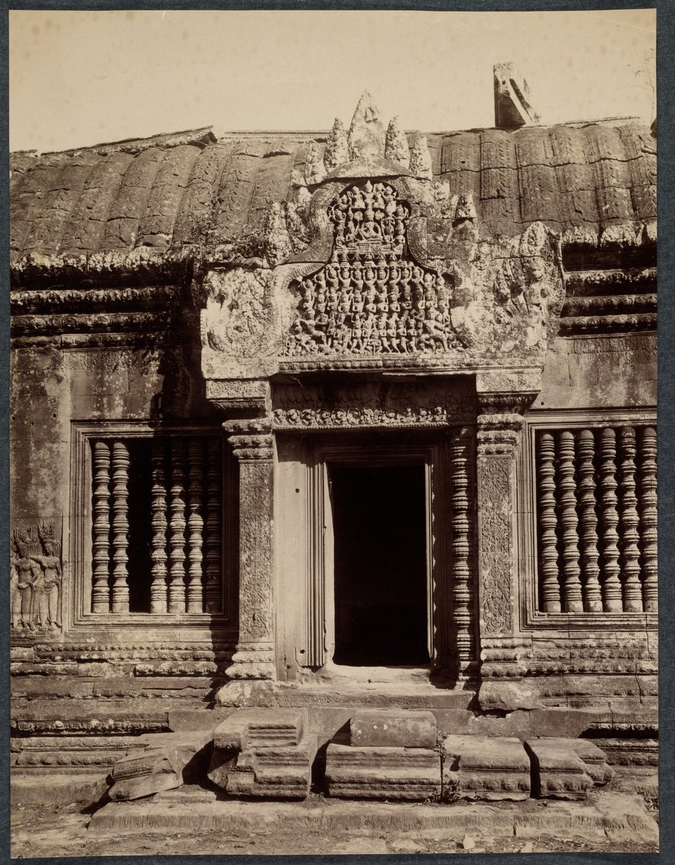 Ovikäytävä sisäkotelon läpi, Angkor Wat, Kambodža, n. 1880. tekijältä Unbekannt