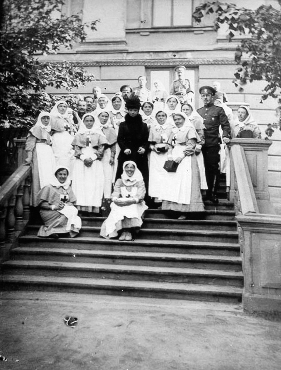 Venäjän keisarinna Maria Feodorovna sairaanhoitajien kanssa sairaalan ulkopuolella, Venäjä, 1916 tekijältä Unbekannt