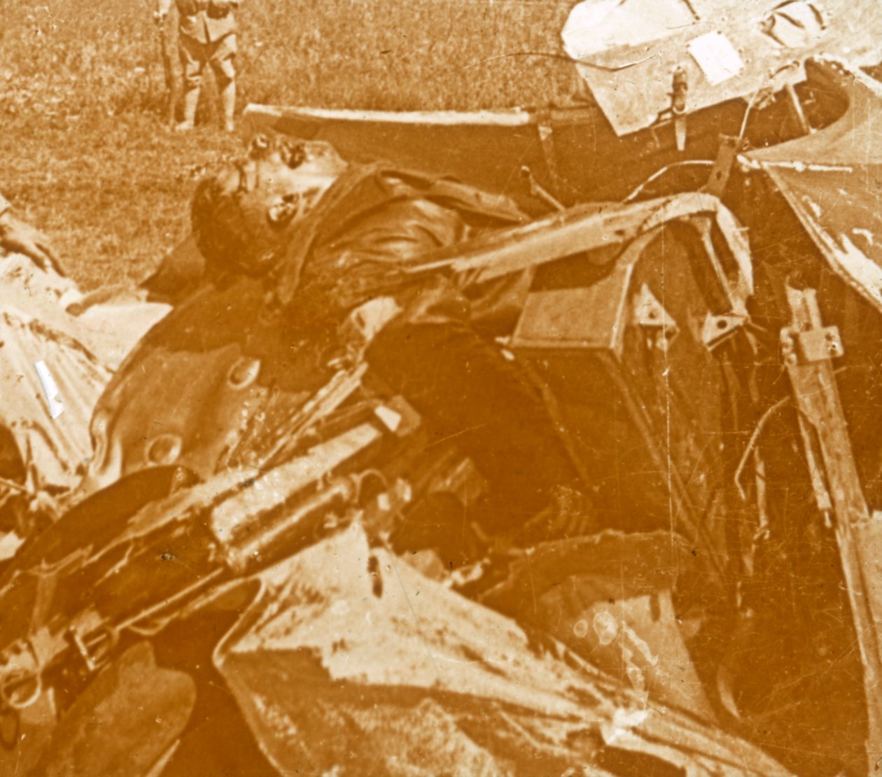 Pudotettu saksalainen kone lentäjän kanssa, c1914-c1918 tekijältä Unbekannt