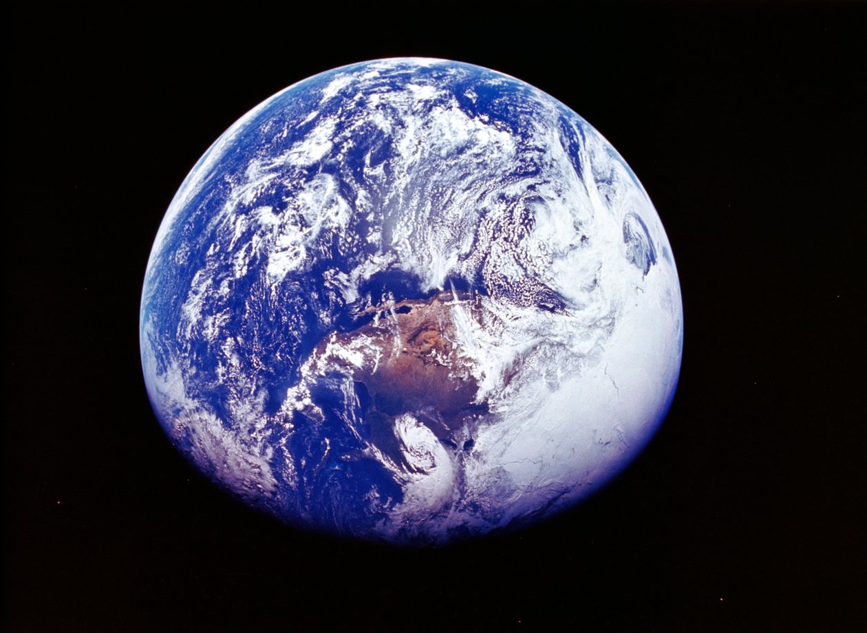 Maa avaruudesta, valokuvattu avaruusaluksella Apollo 16, 16. huhtikuuta 1972 tekijältä Unbekannt