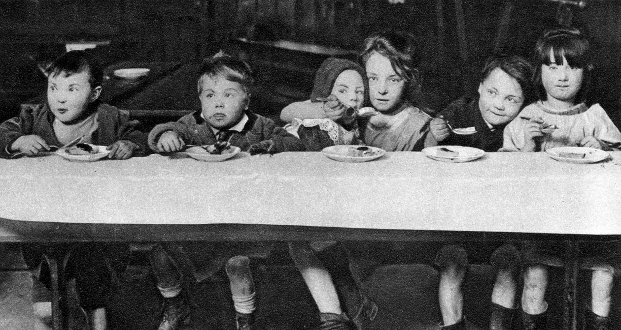 East Endin lapsia ruokkii hyväntekeväisyysjärjestö, Lontoo, 1926-1927 tekijältä Unbekannt