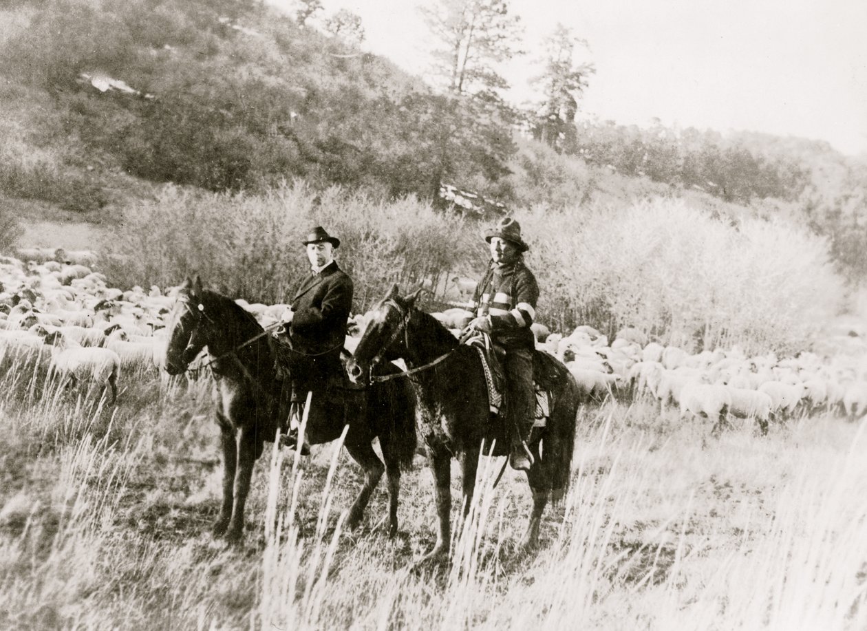 Edd Ladd, täysverinen apassiintiaani, Jicarilla Reservationista, New Mexicosta, intialaisen komissaarin Cato Sellsin kanssa hevosen selässä 1920 (kuva) tekijältä Unbekannt