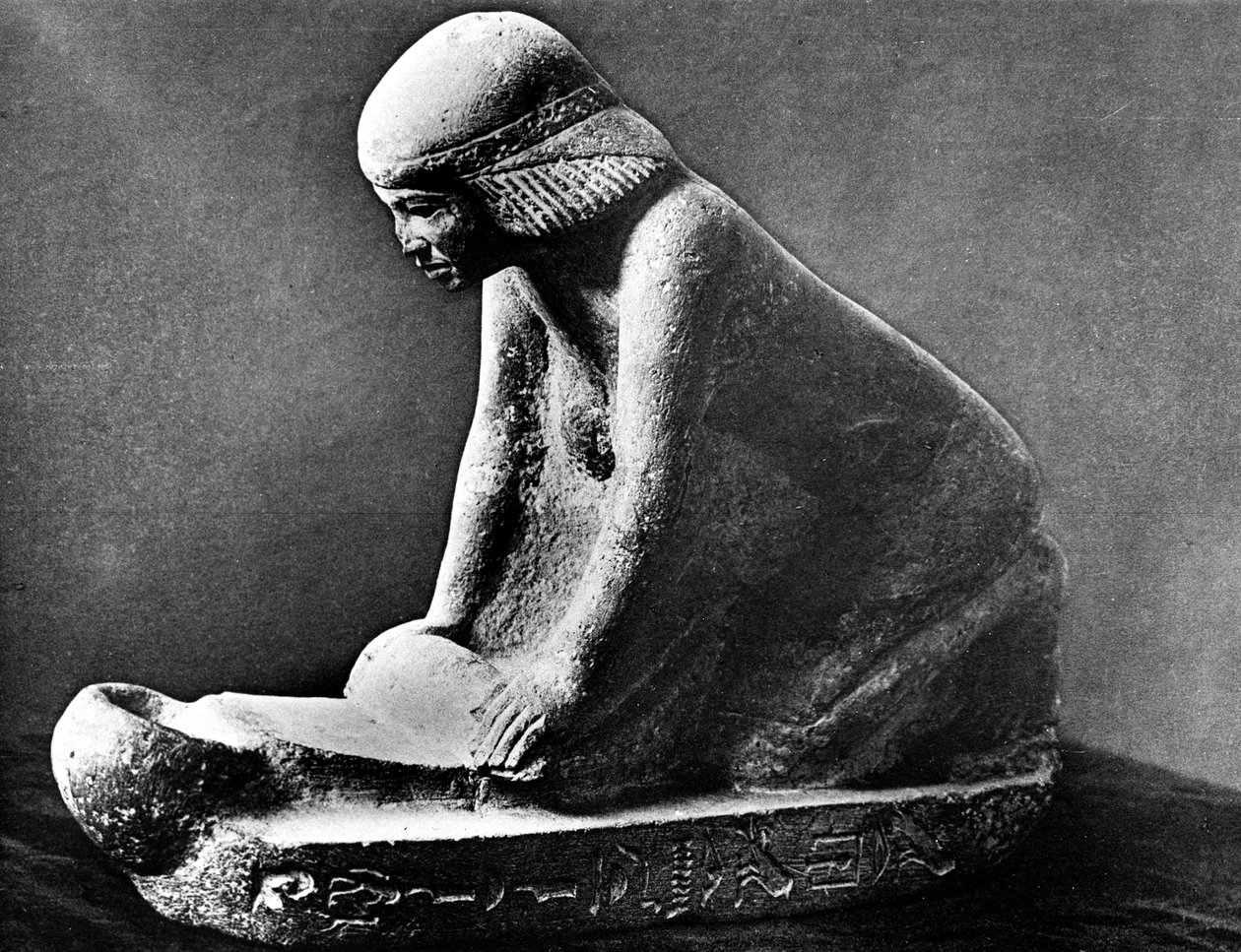 Egyptiläinen hautahahmo naisesta, joka jauhaa maissia satulakuoren avulla, n. 2500 eaa. tekijältä Unbekannt