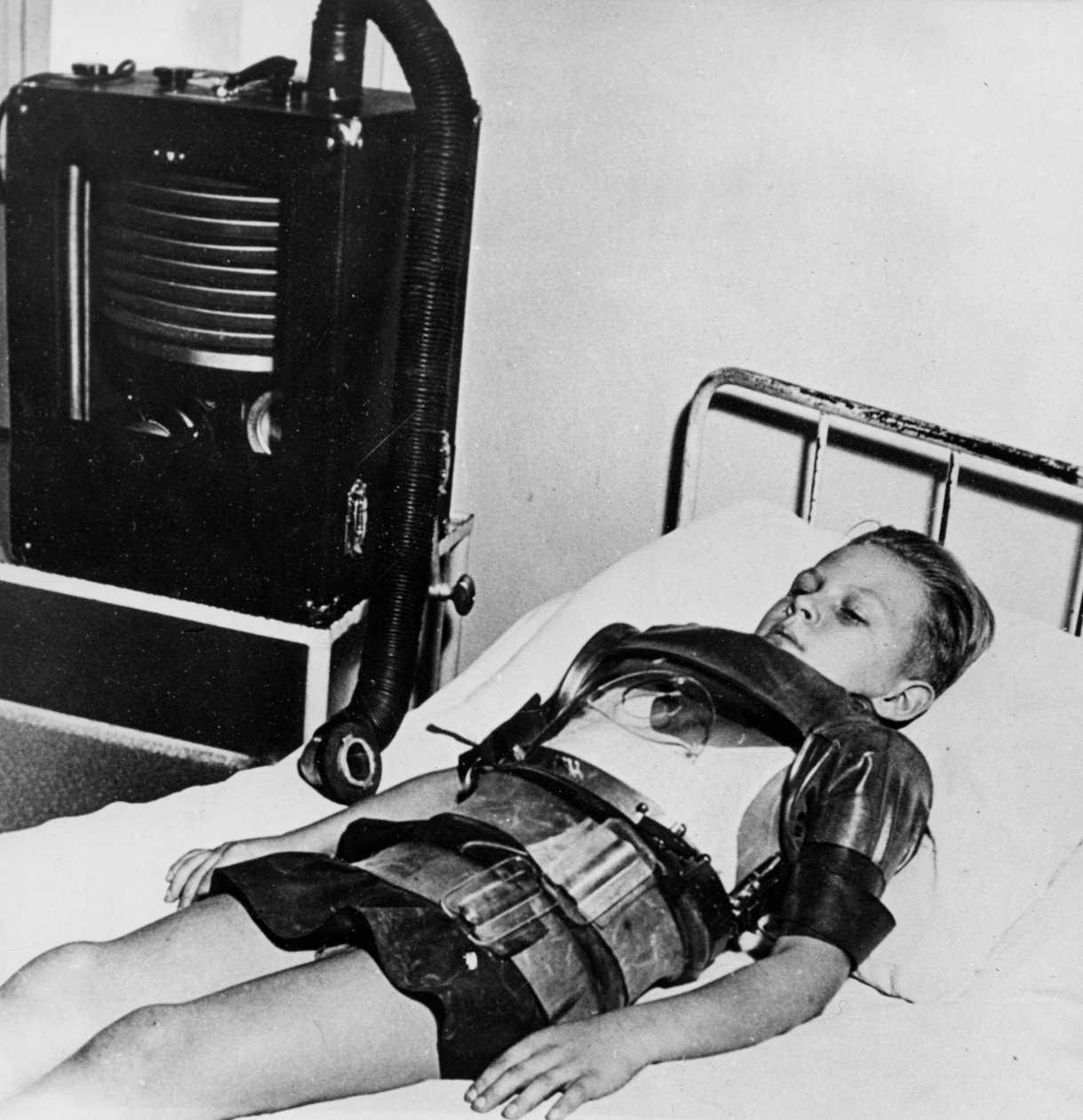 Yksitoista vanha poika rautakeuhkoissa, Beaujonin sairaala, Pariisi, c1947-1951 tekijältä Unbekannt