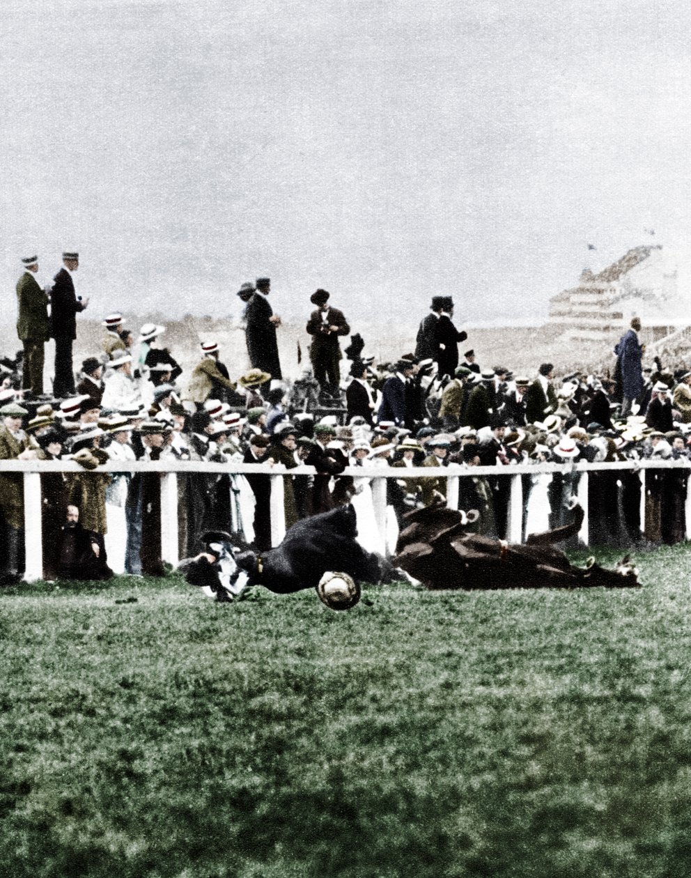 Emily Davison heittäytyy Kings-hevosen eteen Derbyn aikana, Epsom, Surrey, 1913 tekijältä Unbekannt