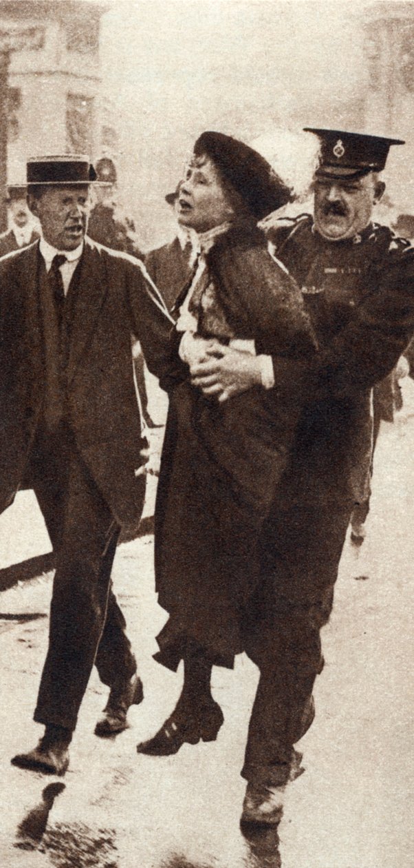 Superintendentti Rolfe pidätti Emmeline Pankhurstin Buckinghamin palatsin edessä Lontoossa toukokuussa 1914 tekijältä Unbekannt