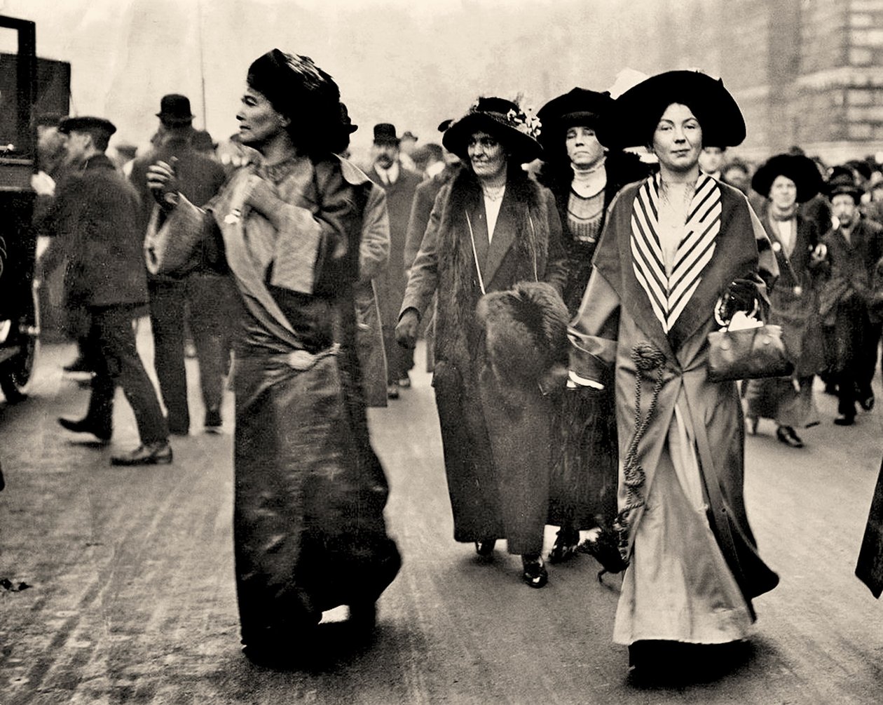 Emmeline Pethick Lawrence ja Christabel Pankhurst, n. 1908 (kuva) tekijältä Unbekannt