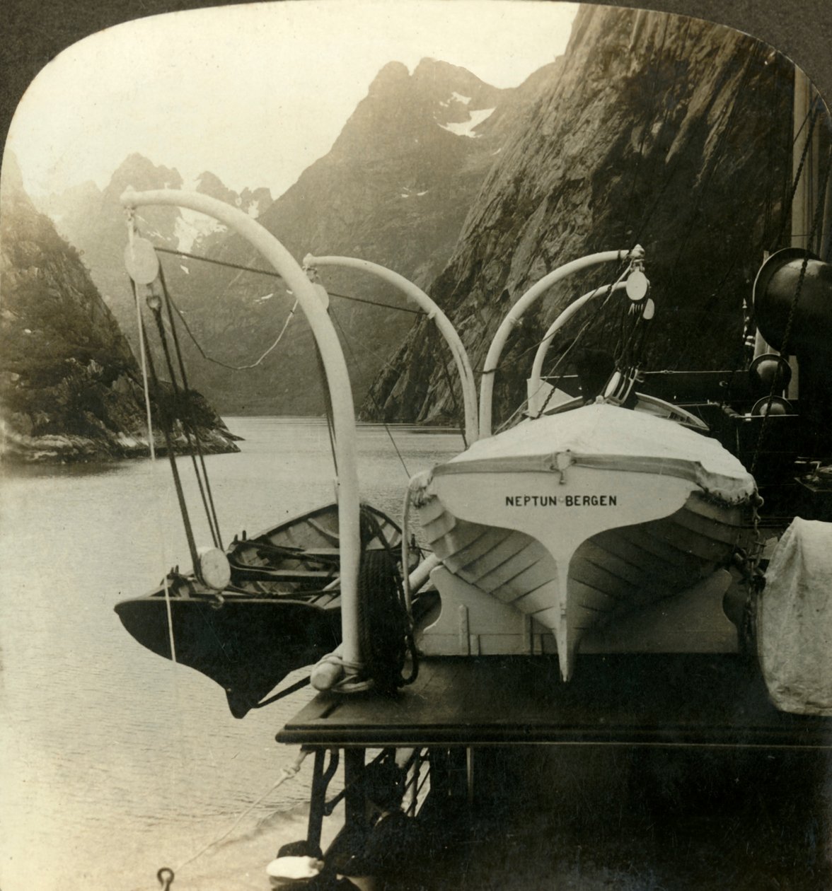 Matkalla Nordkappia reunustaville jyrkälle kalliolle Lyngenfjordin varrella, Norjassa, 1905. tekijältä Unbekannt