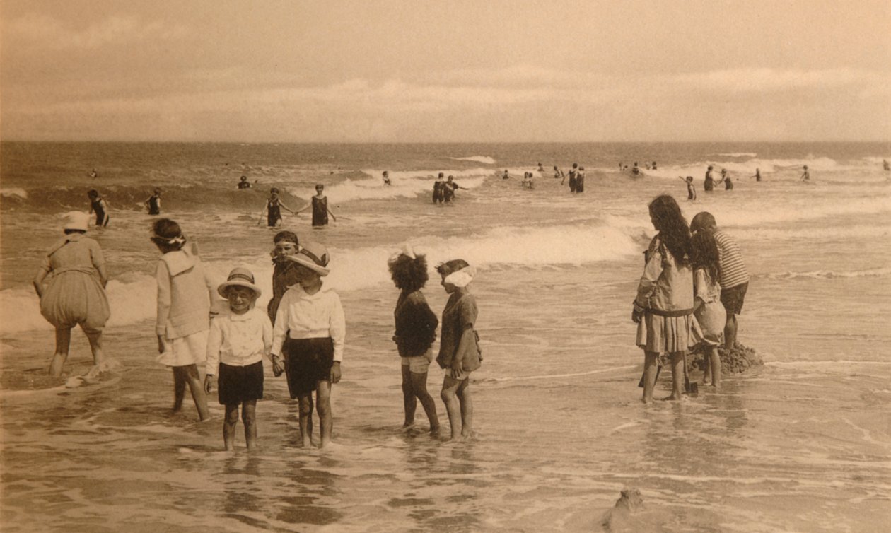 Lapset kylpylässä, lasten kylpy, c1900. tekijältä Unbekannt