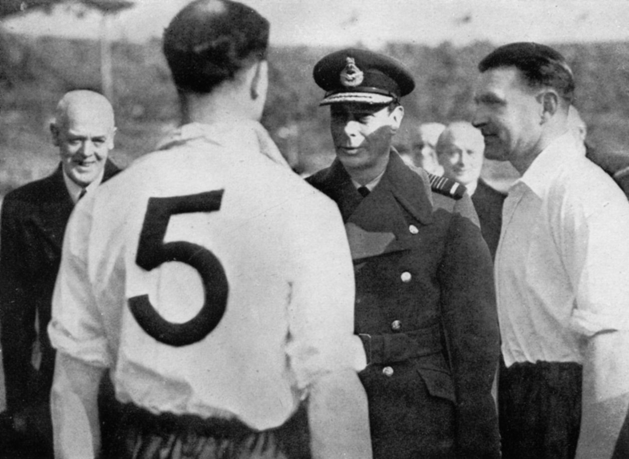 Englantilainen jalkapalloilija Eddie Hapgood tapasi kuningas George VI:n, c1937-c1944 tekijältä Unbekannt