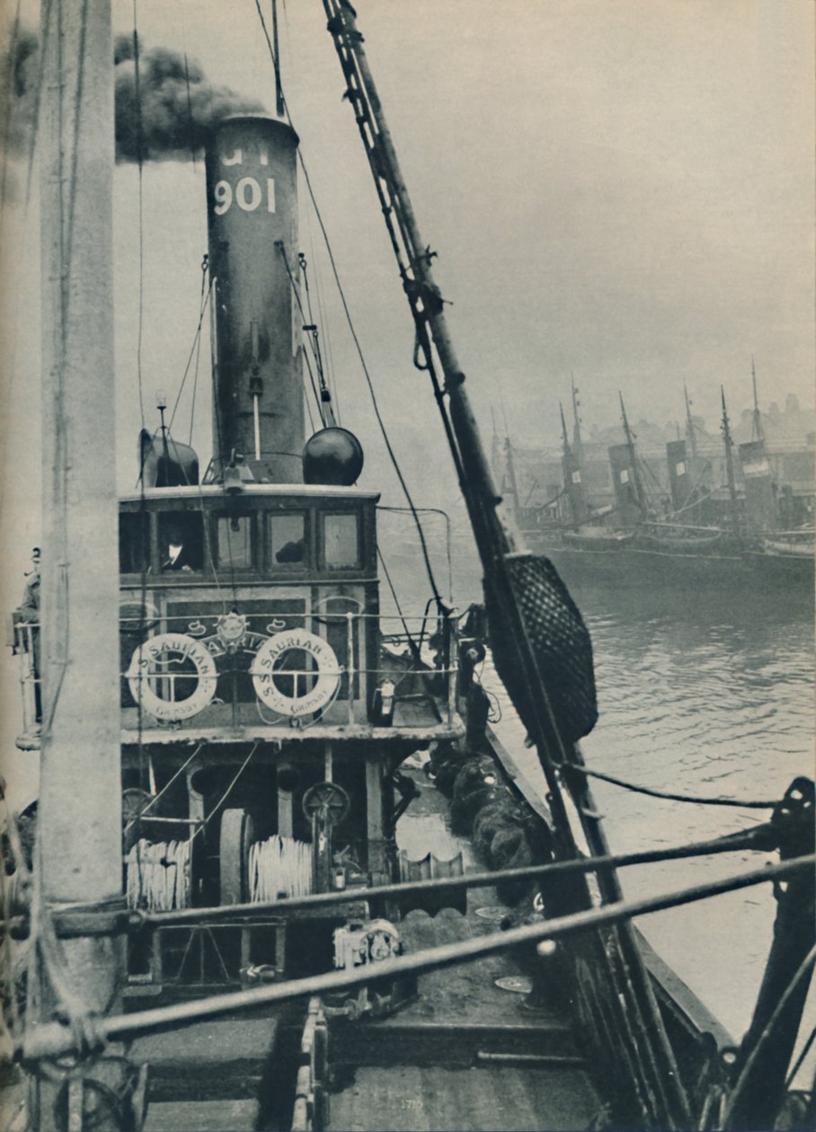 Pohjanmeren matkan päätteeksi Grimsby Docksiin saapuu kalastusalus Saurian, 1937 tekijältä Unbekannt