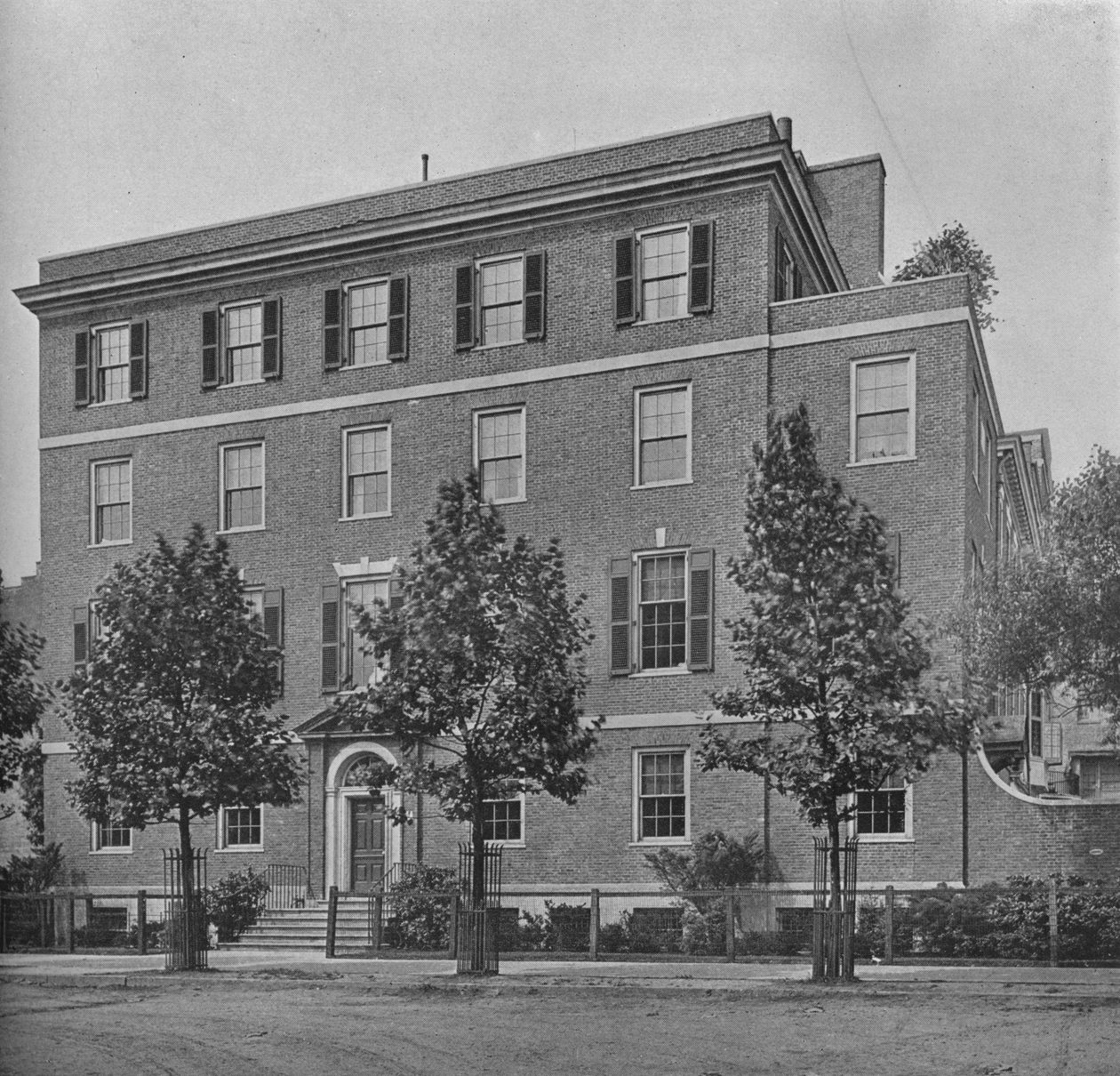 East 57th Streetin sisäänkäynti, Mrs WK Vanderbiltin talo, New York City, 1924 tekijältä Unbekannt