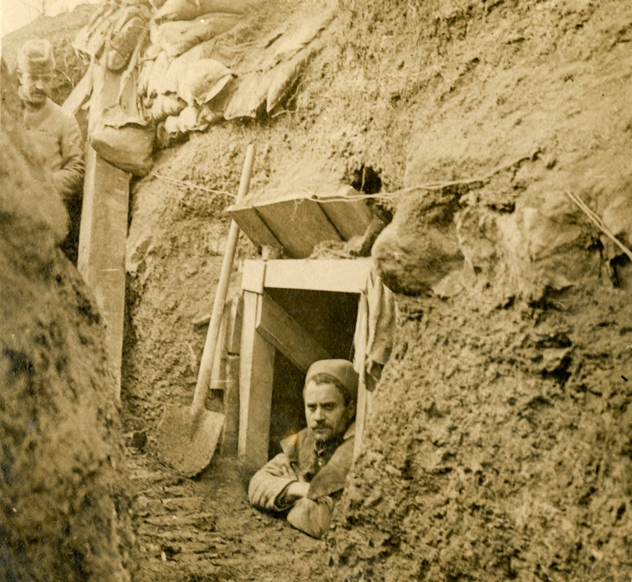 Sisäänkäynti kaivetuun suotoon, c1914-c1918 tekijältä Unbekannt