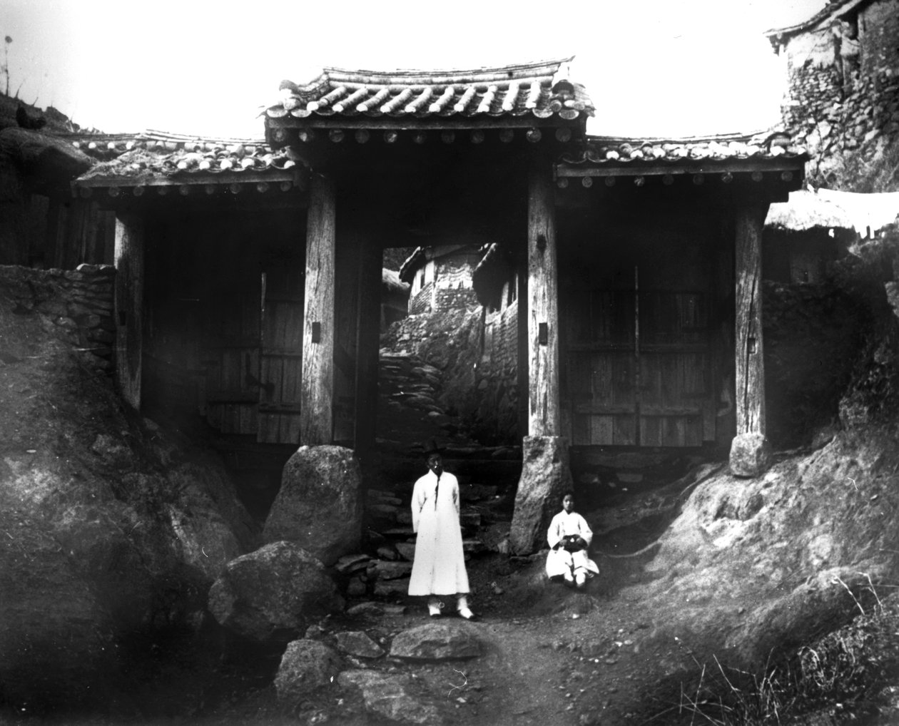 Sisäänkäynti kylään, Koreassa, 1900 tekijältä Unbekannt