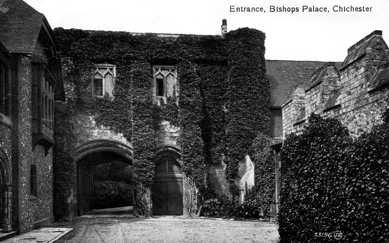 Sisäänkäynti piispanpalatsiin, Chichester, Sussex, 1900-luvun alku tekijältä Unbekannt