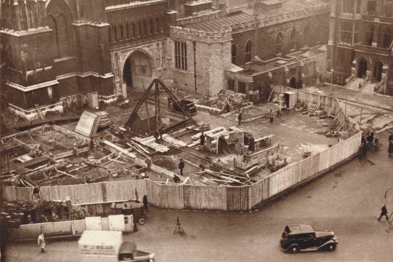 Lisärakennuksen pystyttäminen Westminster Abbeylle ennen kuningas Yrjö VI:n kruunausta, 1937 tekijältä Unbekannt