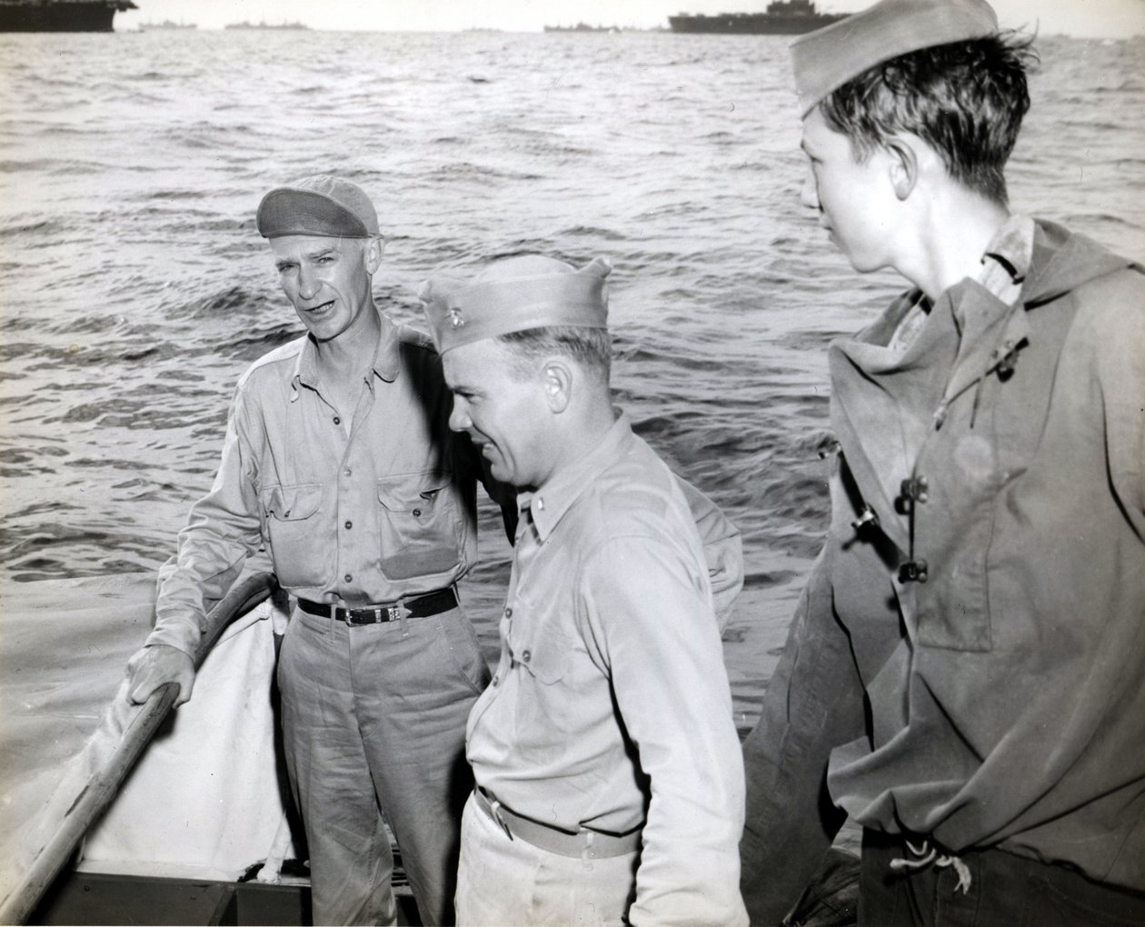 Ernie Pyle vierailee USS Hornetissa tekijältä Unbekannt