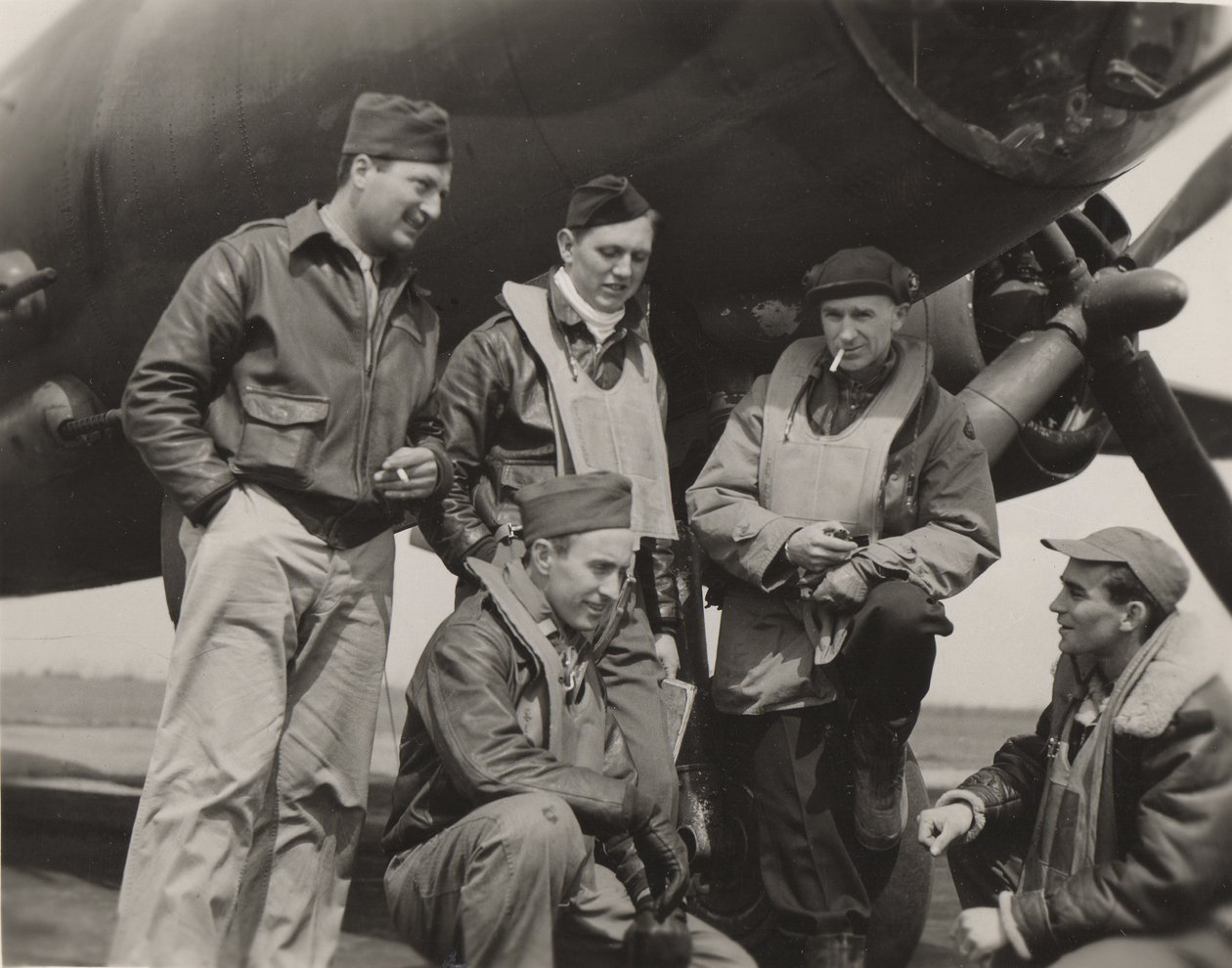 Ernie Pyle pommikoneen miehistön kanssa tekijältä Unbekannt