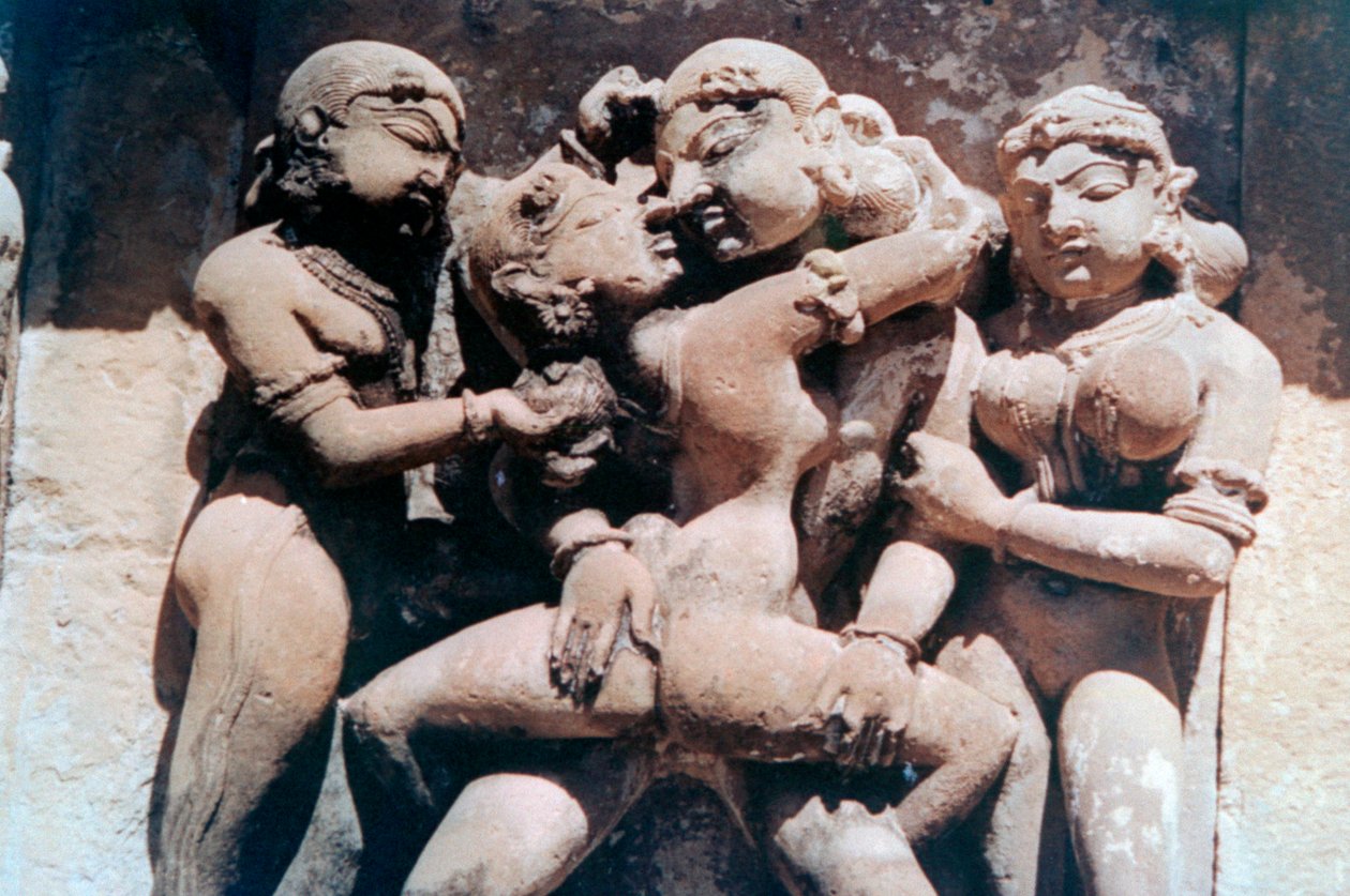 Erotic Sculpture, Khajuraho, Intia. c950-1050. 20. vuosisata tekijältä Unbekannt