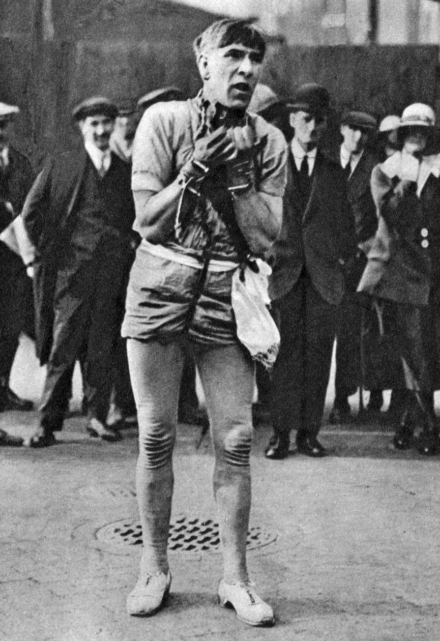 Escapologist viihdyttää teatterinkävijöitä pit-jonossa, Lontoo, 1926-1927 tekijältä Unbekannt