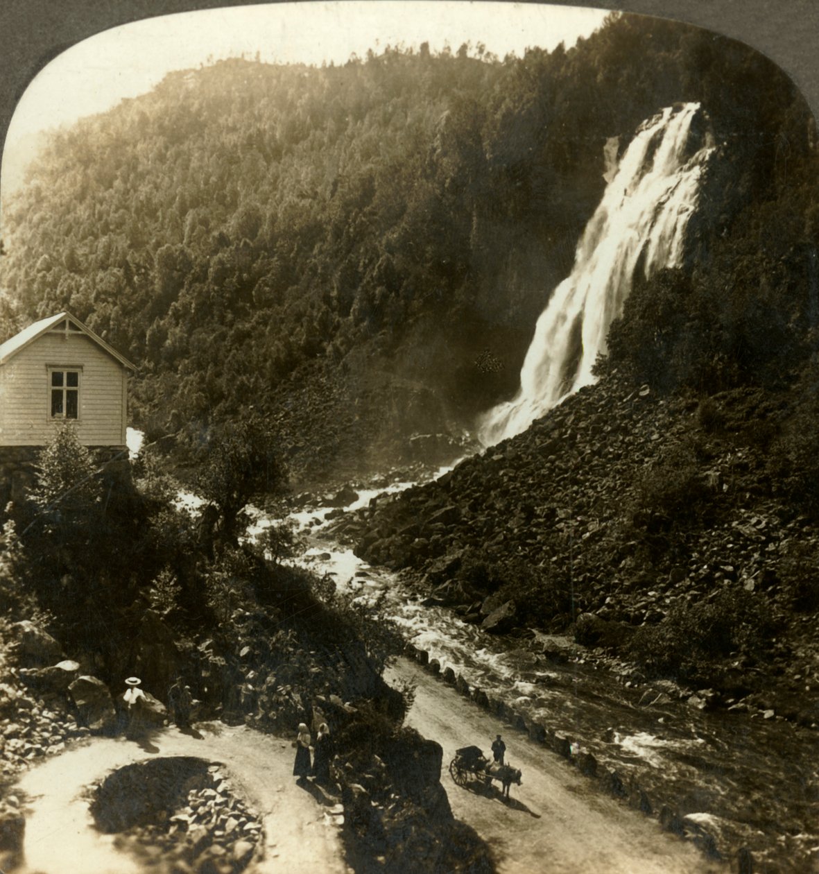 Espelandfos, yksi kauneimmista vesiputouksista koko Skandinaviassa, Norja, 1905. tekijältä Unbekannt