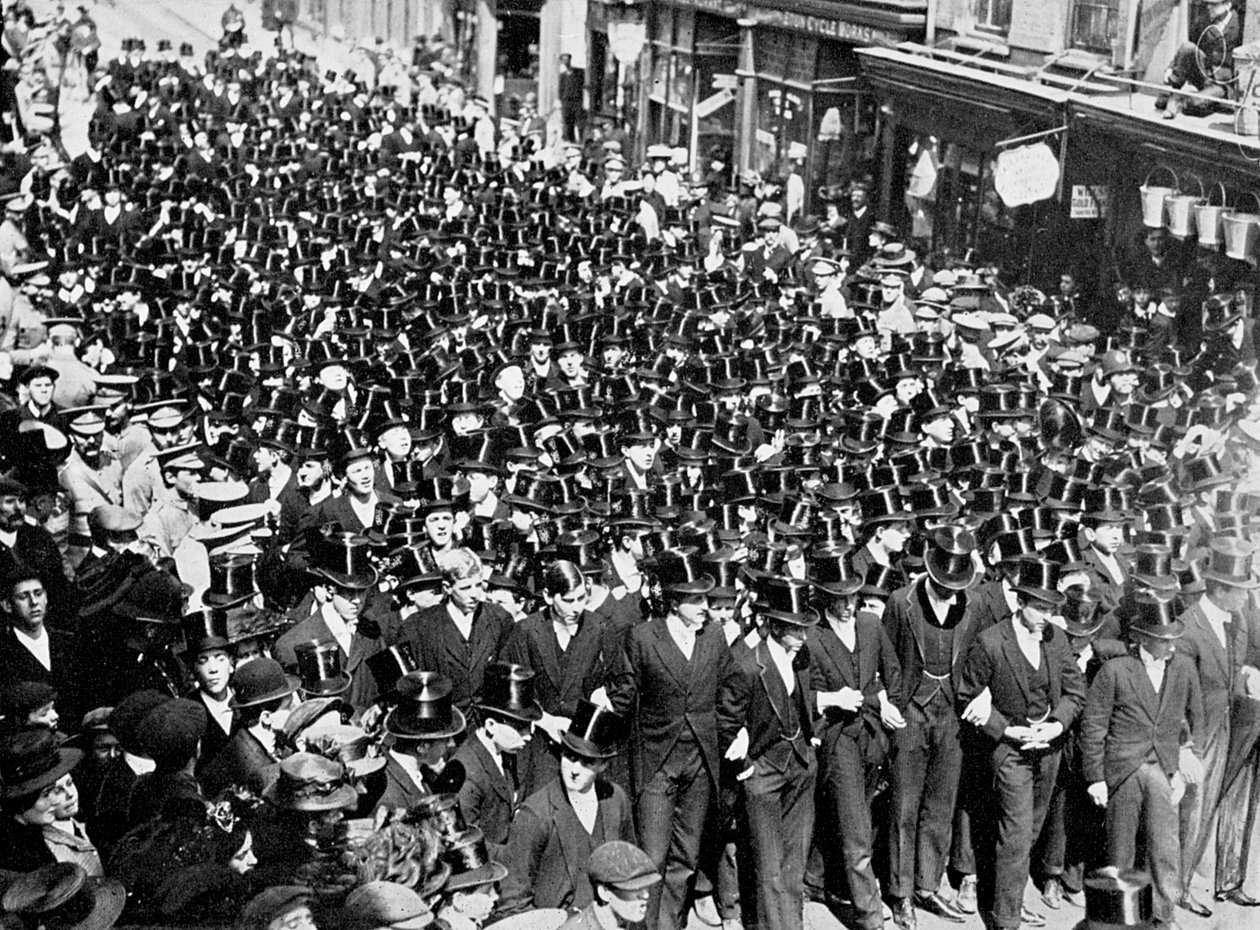 Eton Boys kuuntelemassa julistusta Windsor Bridgellä, Berkshire, 1910 tekijältä Unbekannt