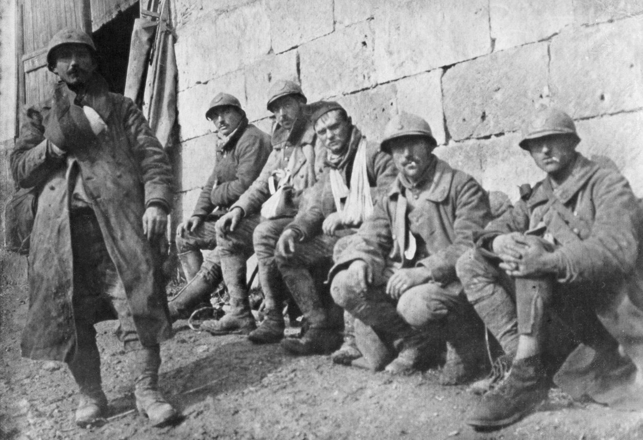 Evakuoidut ranskalaiset haavoittuneet taistelun jälkeen Plessis-de-Royessa, Picardiassa, Ranskassa, 30. maaliskuuta 1918 tekijältä Unbekannt