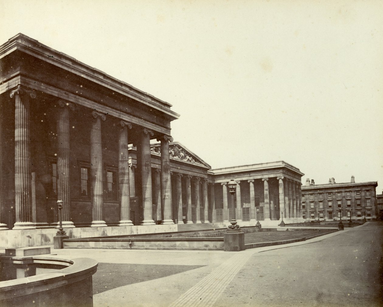 British Museumin ulkopuoli, Great Russell Street, Lontoo, 1887 tekijältä Unbekannt
