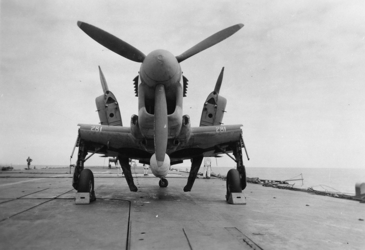 Fairey Firefly -lentokone valmiina kuljetettavaksi halliin, HMS Venerable, 1945 tekijältä Unbekannt