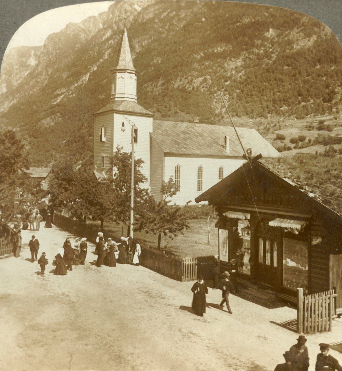 Perheet ja naapurit kesäisenä sunnuntaiaamuna kyläkirkossa, Odde, Norja, c1905. tekijältä Unbekannt