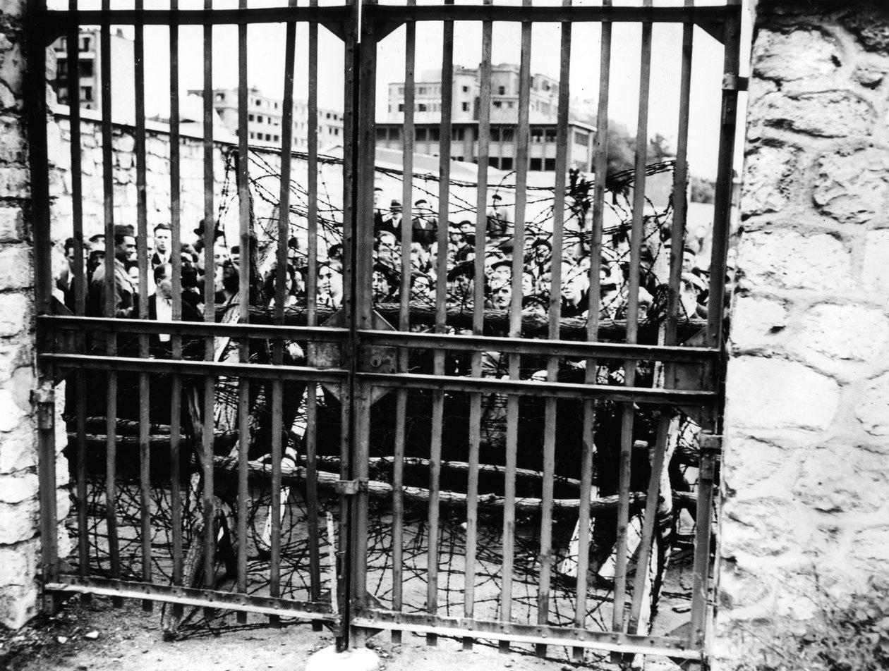 Perheet odottavat uutisia läheisistään, ilmaministeriö, Pariisi 1944 tekijältä Unbekannt