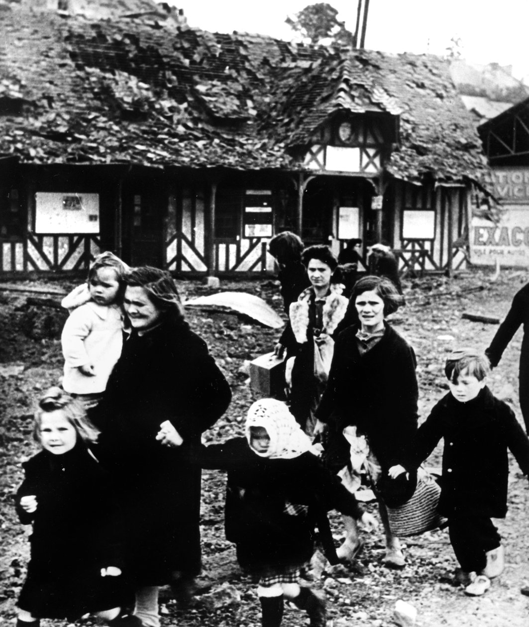 Kylästä lähteviä perheitä pommitettiin Normandian maihinnousun aikana Ranskassa 1944 tekijältä Unbekannt