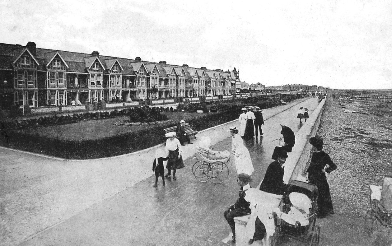 Perheet kävelemässä New Paradella, East Worthingissä, West Sussexissa, 1900-1920-luku tekijältä Unbekannt