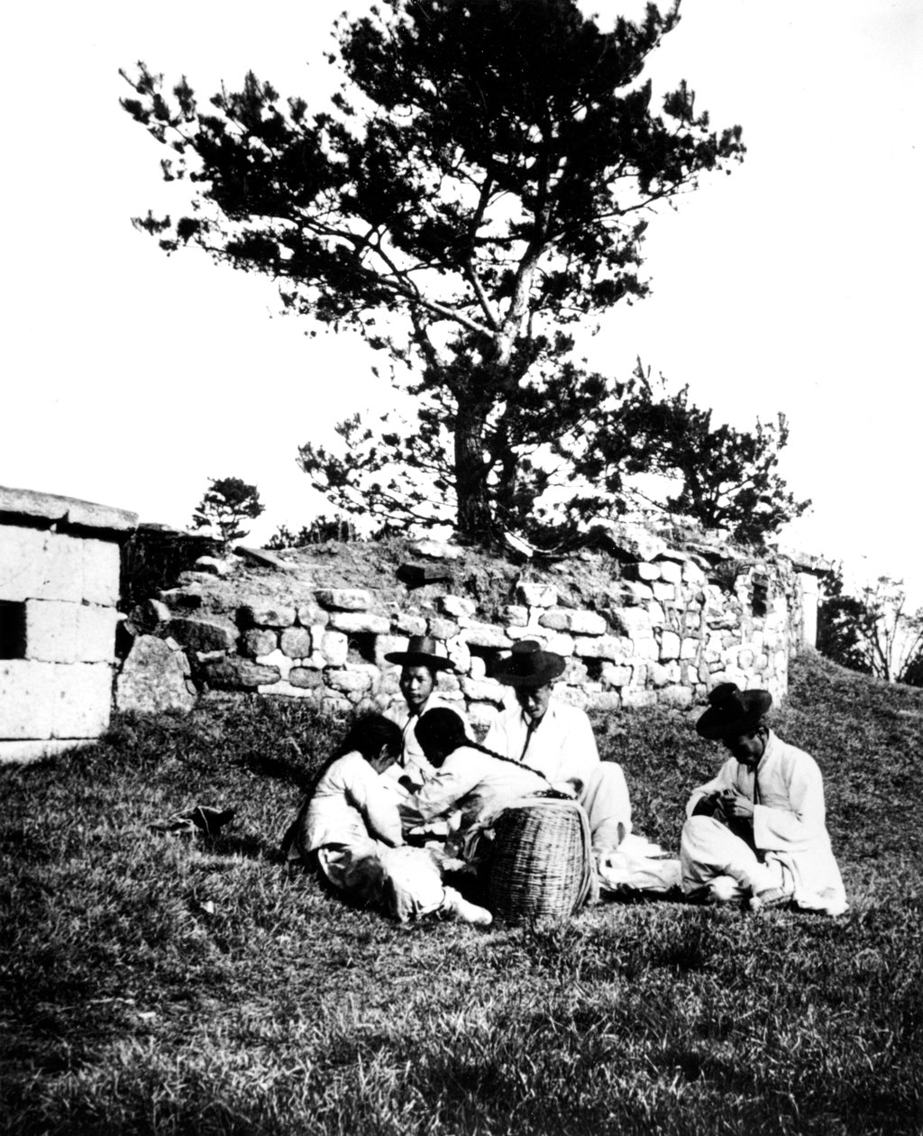 Perhe piknikillä, Korea, 1900 tekijältä Unbekannt