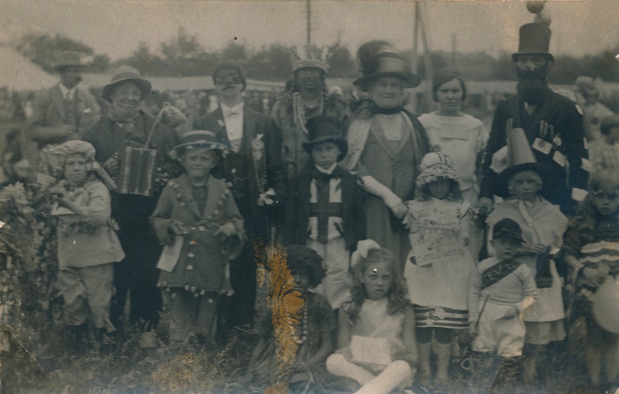 Pukukilpailu, c1900 tekijältä Unbekannt