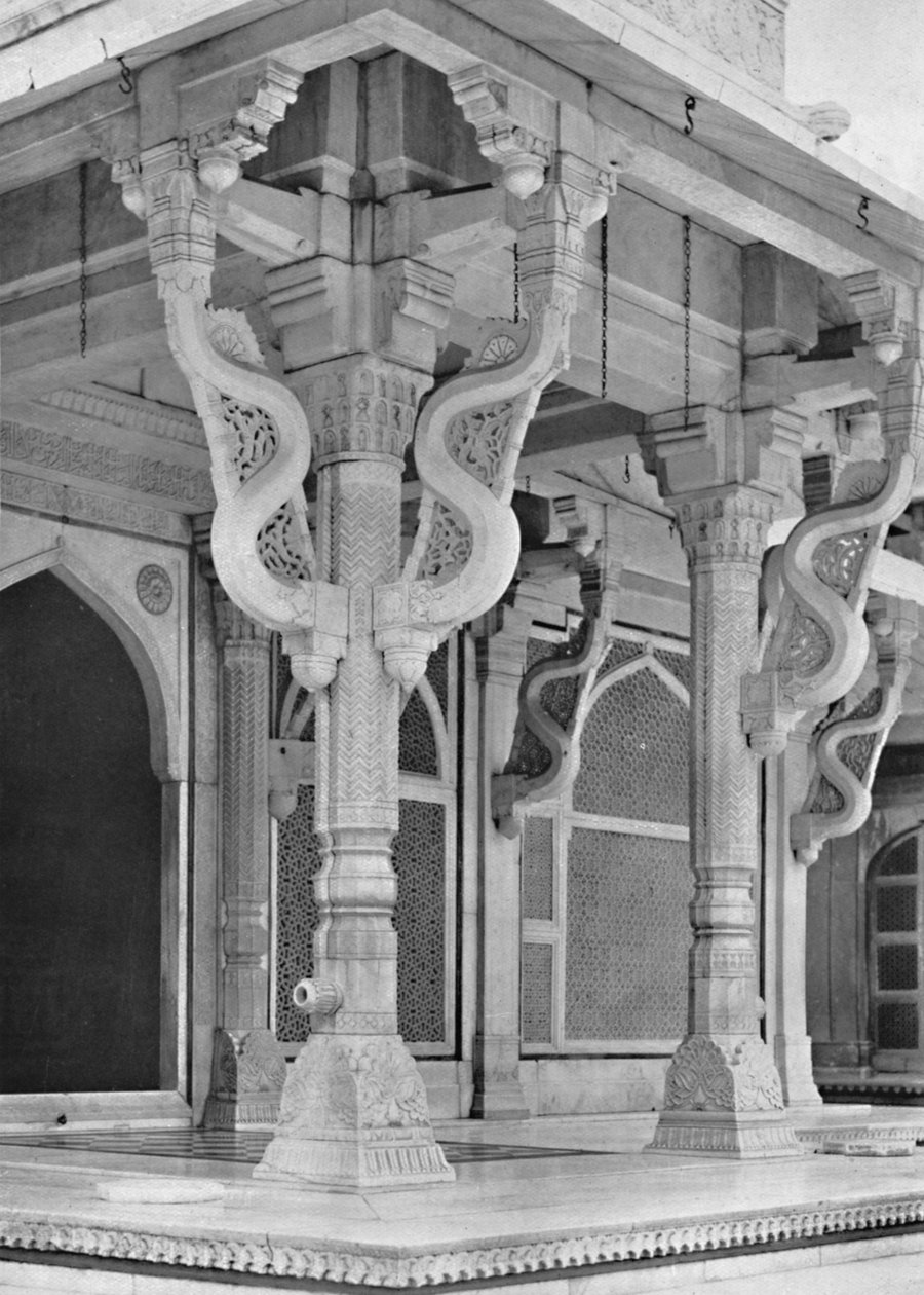 Fatehpur Sikri. Pilarit Sheik Salem Christin haudan edessä, vuodelta 1910. tekijältä Unbekannt