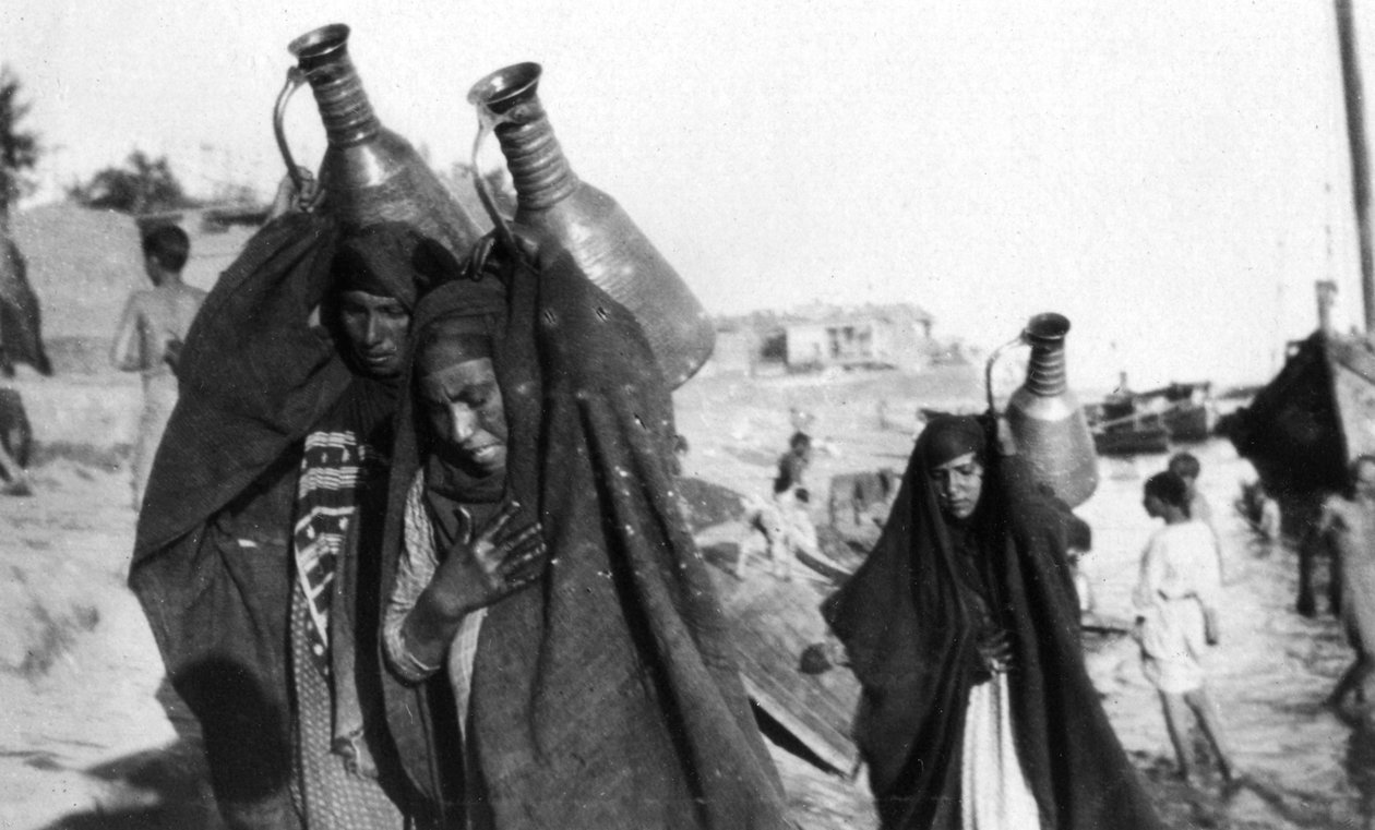 Naispuoliset veden kuljettajat, Amarah, Irak, 1917-1919 tekijältä Unbekannt