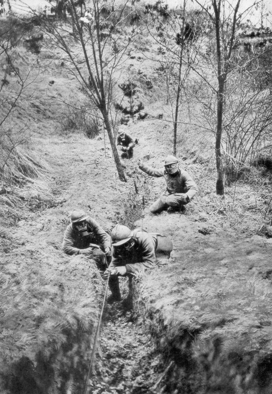Ranskalaiset sapöörit kaasunaamareissa asettamassa puhelinlinjoja uudelleen pommituksen jälkeen, 1918 tekijältä Unbekannt