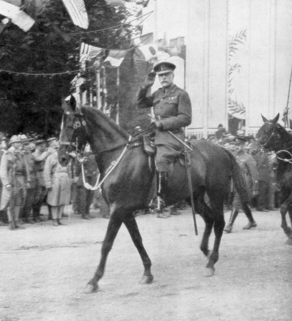 Kenttämarsalkka Sir Douglas Haig voittoparaatin aikana, Pariisi, Ranska, 14. heinäkuuta 1919 tekijältä Unbekannt