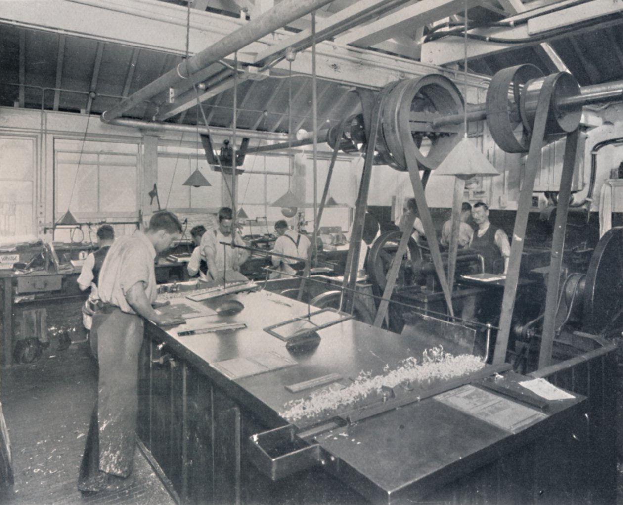 Lopulliset toimenpiteet valimossa. Levyjen leikkaus ja viimeistely, 1917 tekijältä Unbekannt