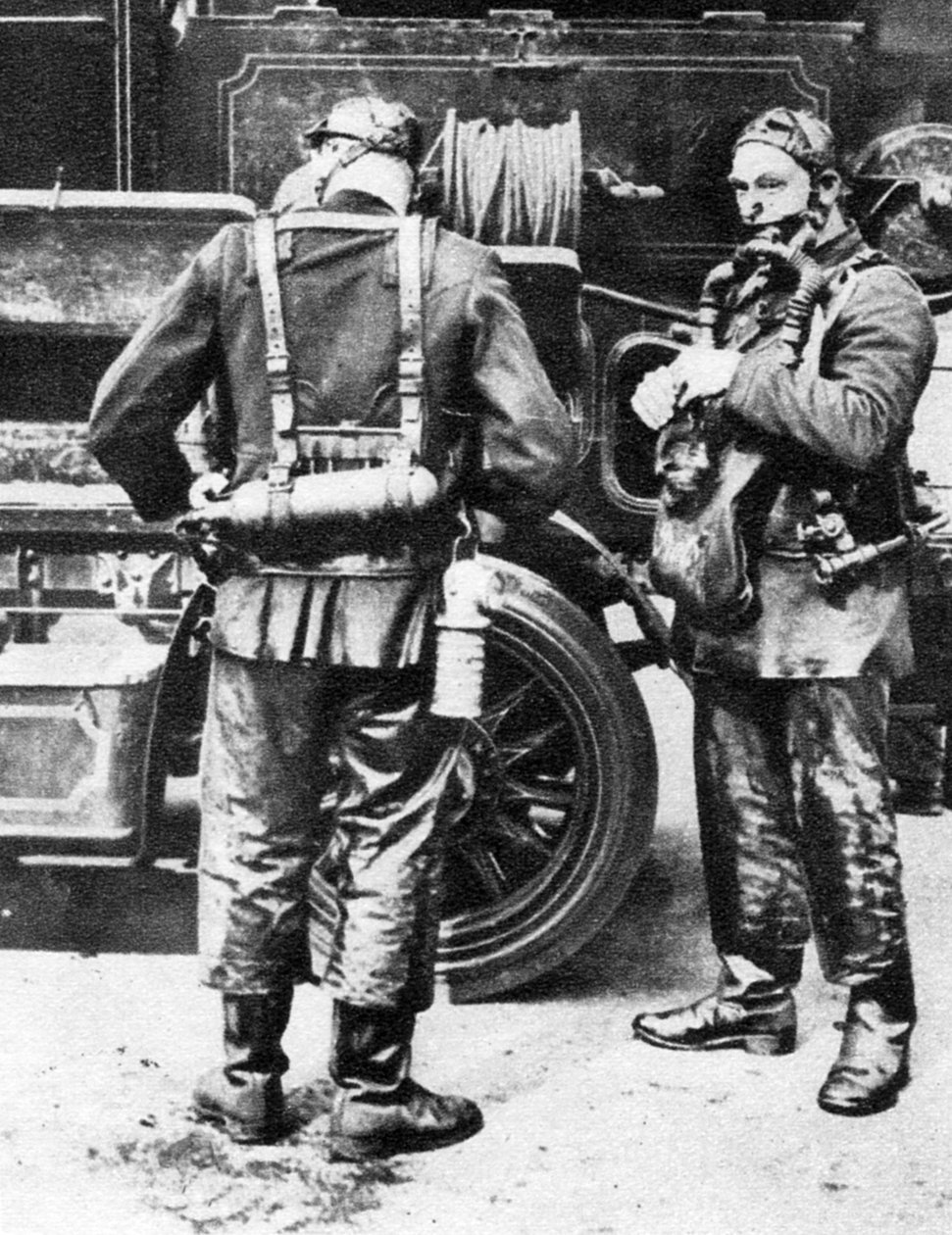 Palomiehet savukypärässä, Farringdon Streetin kumitehdas, Lontoo, 1926-1927 tekijältä Unbekannt