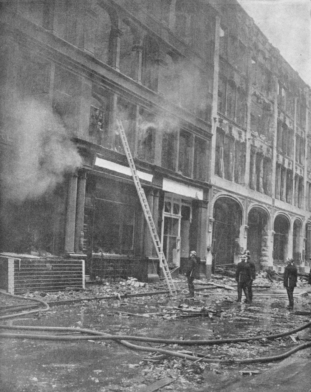 Firemen Tackle City Blaze, 1940, 1940 tekijältä Unbekannt
