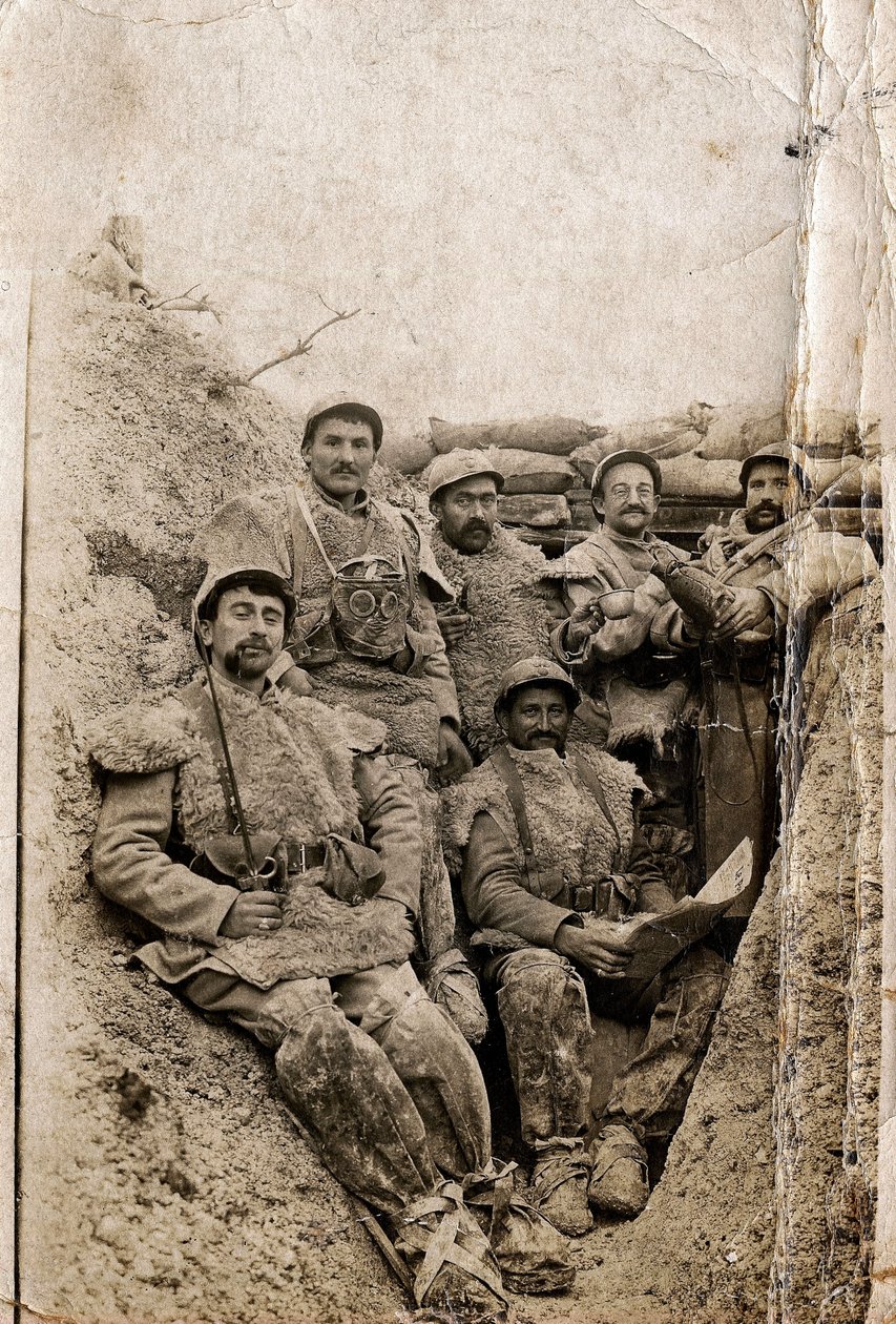 Ensimmäinen maailmansota (1914-1918): Karvaiset sotilaat talvipukuissa haudassa 1916-1917. Heillä on lampaannahkaiset takit ja kaasunaamari. tekijältä Unbekannt