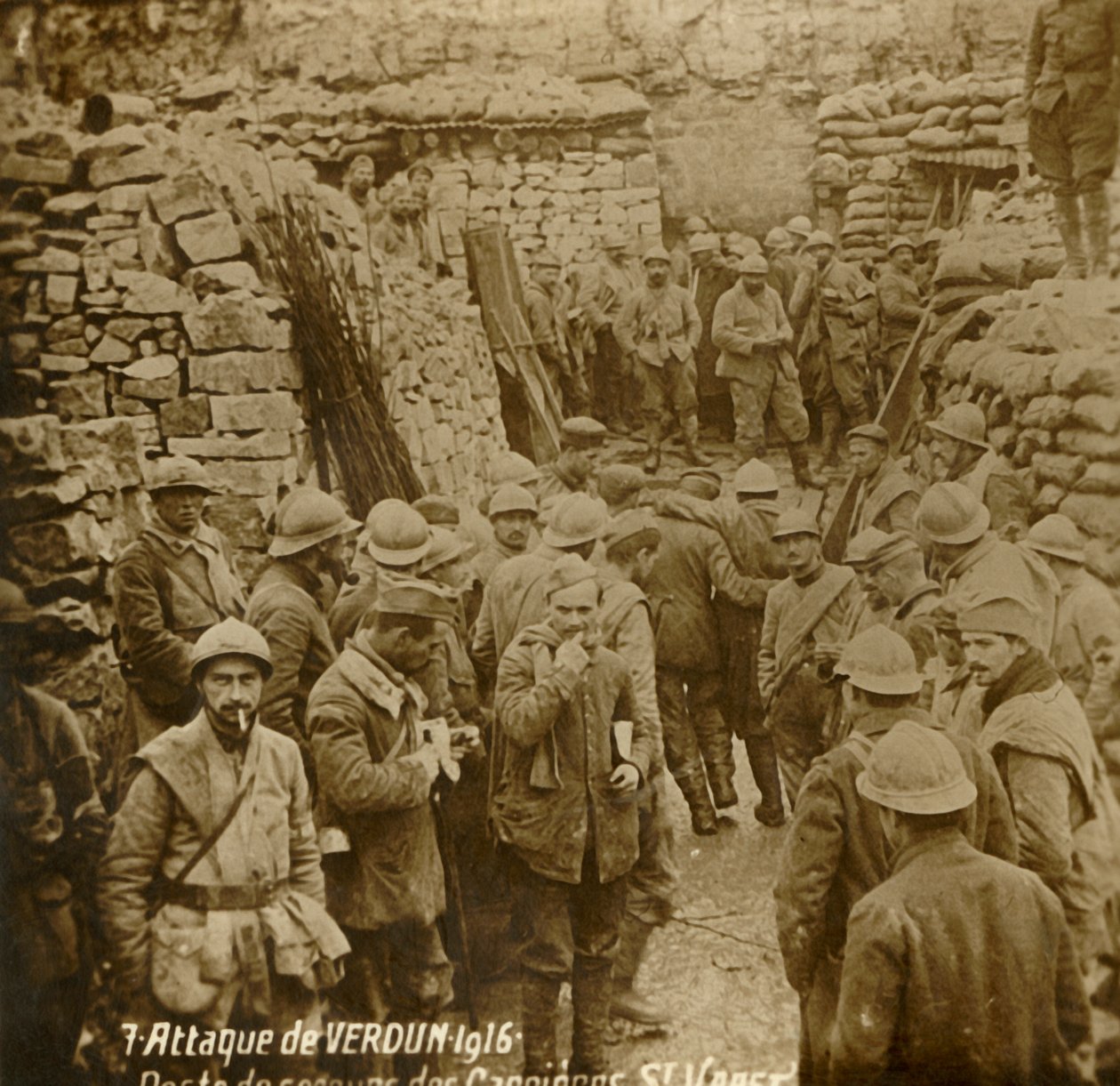 Ensiapuasema louhoksessa, Saint-Vaast, Verdunin hyökkäys Pohjois-Ranskassa, 1916 tekijältä Unbekannt