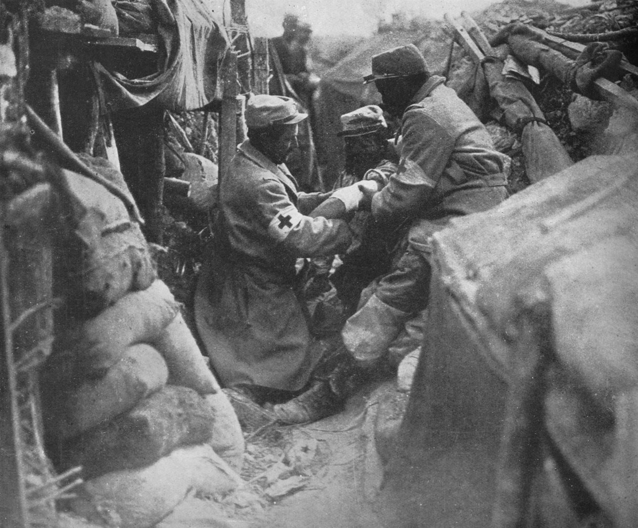 Ensiapu haavoittuneelle miehelle yhdessä ranskalaisista haudoista, 1915 tekijältä Unbekannt