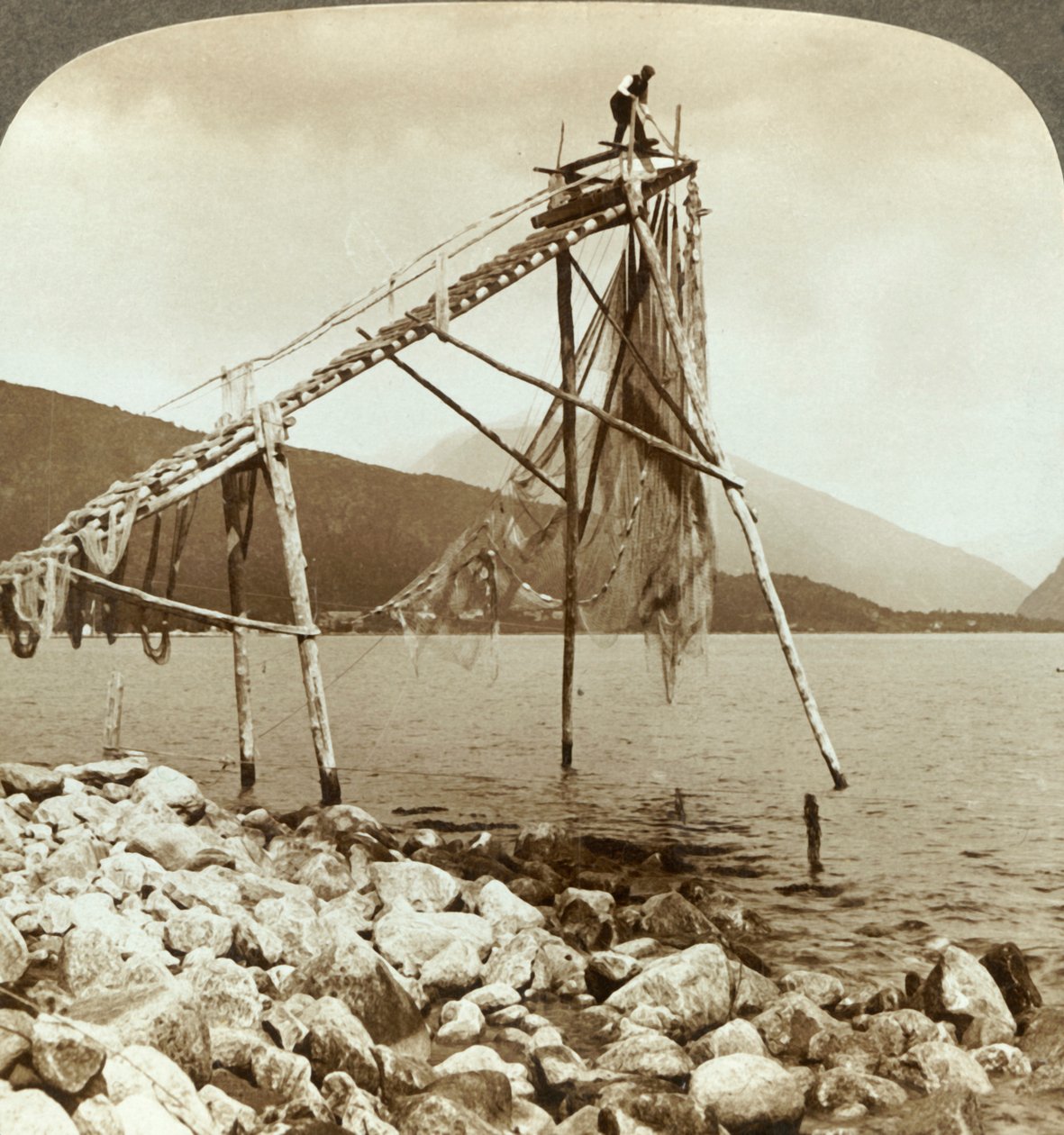 Kalastaja järjestelemässä lohiverkkoja Balestrandissa Sognefjordilla - Balholm etäisyydellä, Norja, c1905. tekijältä Unbekannt