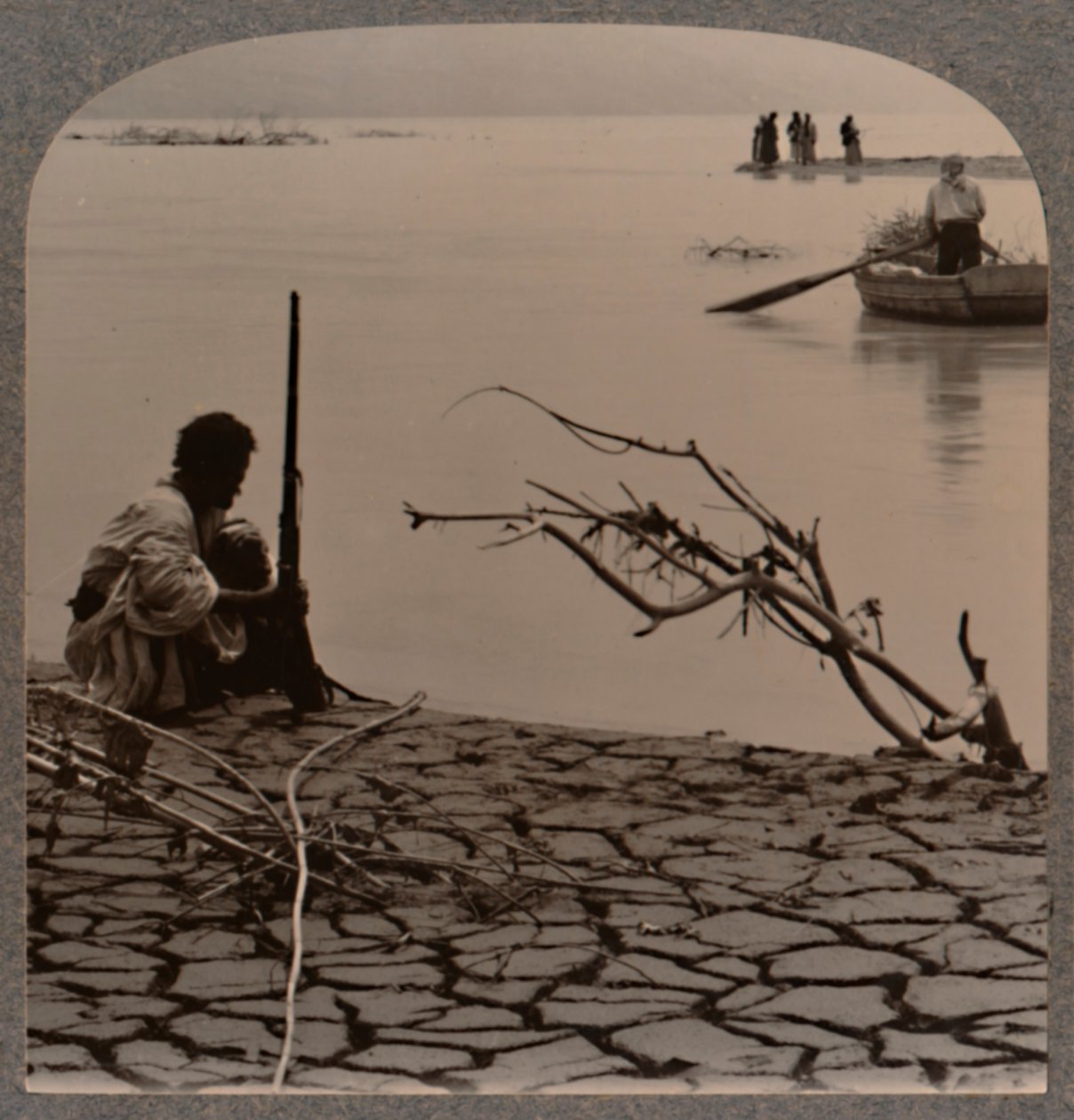 Kalastajat Kuolleenmeren rannalla: näyttää halkeamia rannalla, c1900 tekijältä Unbekannt